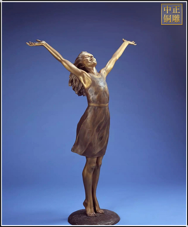 自由女孩現(xiàn)代人物銅雕塑廠家.jpg