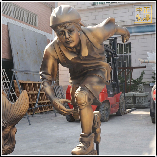 少年玩滑輪人物銅雕塑.jpg