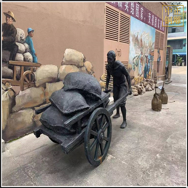 仿銅創意推車人物銅雕塑.jpg