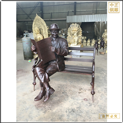 步行街頭看報人物雕塑 