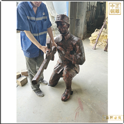 室外手拿槍人瞄準(zhǔn)人物雕塑 