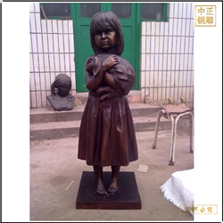 小女孩手抱寵物銅雕塑 