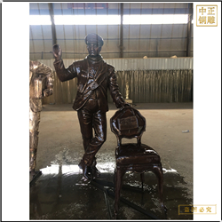 步行街男士拉椅子雕塑 步行街男士拉椅子雕塑