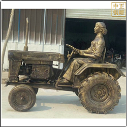 女子開拖拉機人物雕塑 女子開拖拉機人物雕塑