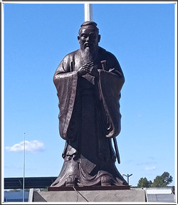 廣場上的孔子站像 廣場上的孔子站像